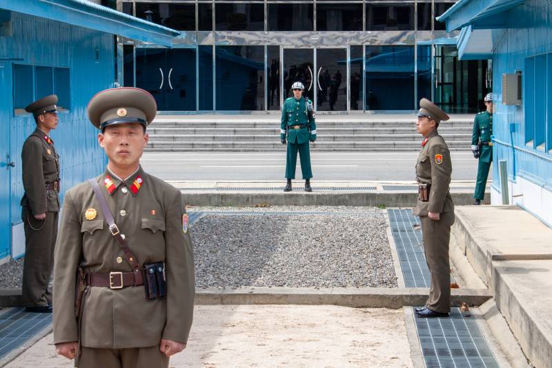 Noord- en Zuid-Koreaanse soldaten bij de Militaire Afbakeningslijn