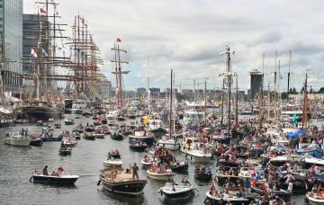 Tijdens Sail Amsterdam 2025 wordt de hoofdstad overspoeld door boten en bezoekers.