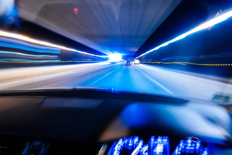 Twee politiewagens crashen tijdens achtervolging